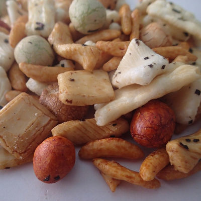 شراء نشا أرز مخبوز ياباني ، كراكرز أرز ممزوج بالفول السوداني المغطى online manufacture