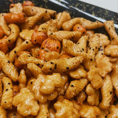 سعر جيد اليابانية بالجملة مخصصة الأرز المفرقعات الأعشاب البحرية الأرز المفرقعات الوجبات الخفيفة الانترنت