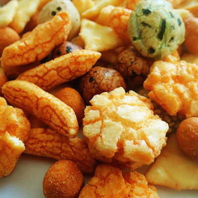 سعر جيد حار بيع الأرز المفرقع مع الفول السوداني المغلفة وجبات خفيفة الحبوب اليابانية مختلطة مقرمشات أرز Senbei الانترنت