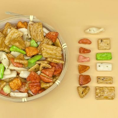 مفرقعات الأرز المختلطة على الطريقة اليابانية وجبات خفيفة من الحبوب بسكويت أرز ملون